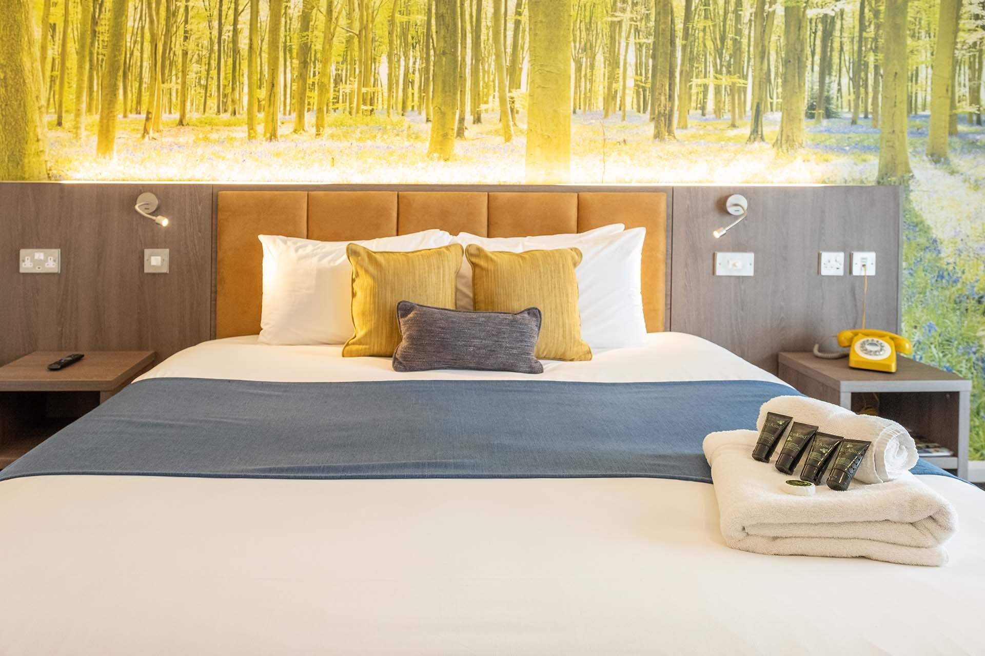 Burleigh Court bedroom parallax 1